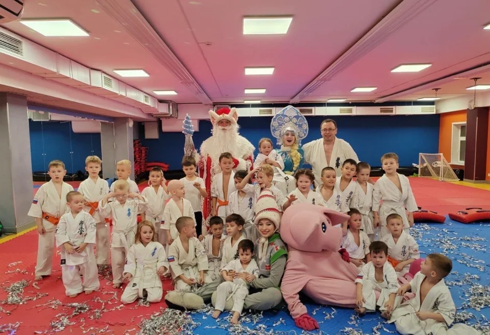 Новогодний праздник с детьми в спортивном зале